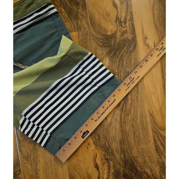 Patagonia M's 32 spell out box logo, striped Trunks Wavefaver Board Shorts. Surf - Picture 6 of 10